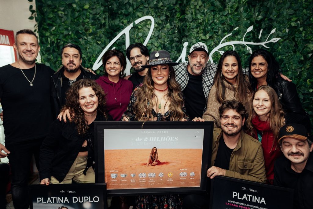 Lauana Prado recebe homenagem da Universal Music