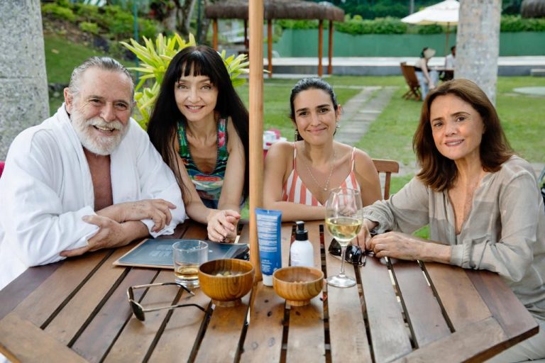 atores e diretora do filme durante as filmagens de Aos Nossos Filhos