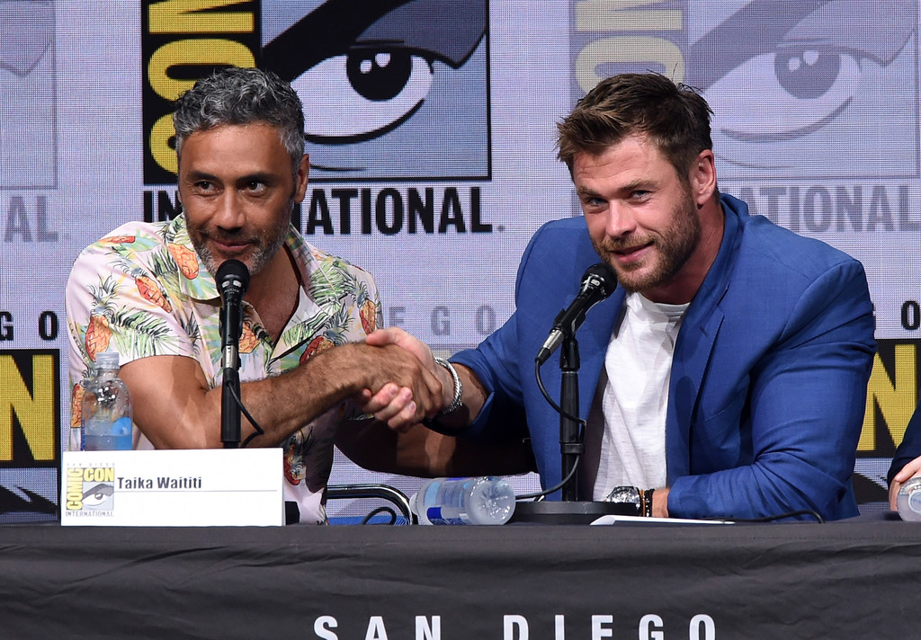 Taika Waititi e Chris Hemsworth no painel da Comic Con