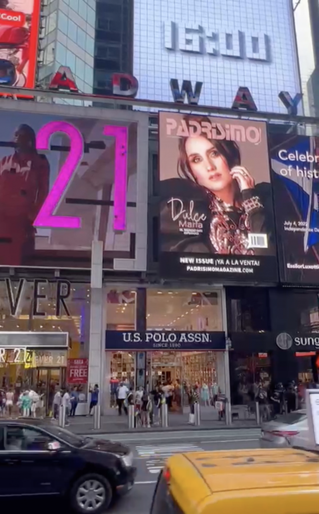 painel em Times Square, Nova York, onde é possível ver a capa de revista no qual Dulce María estampou
