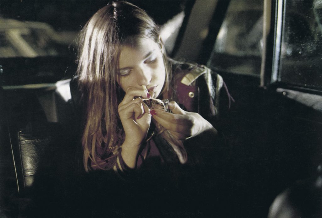 Cena do filme Christiane F, onde a protagonista está cheirando cocaína