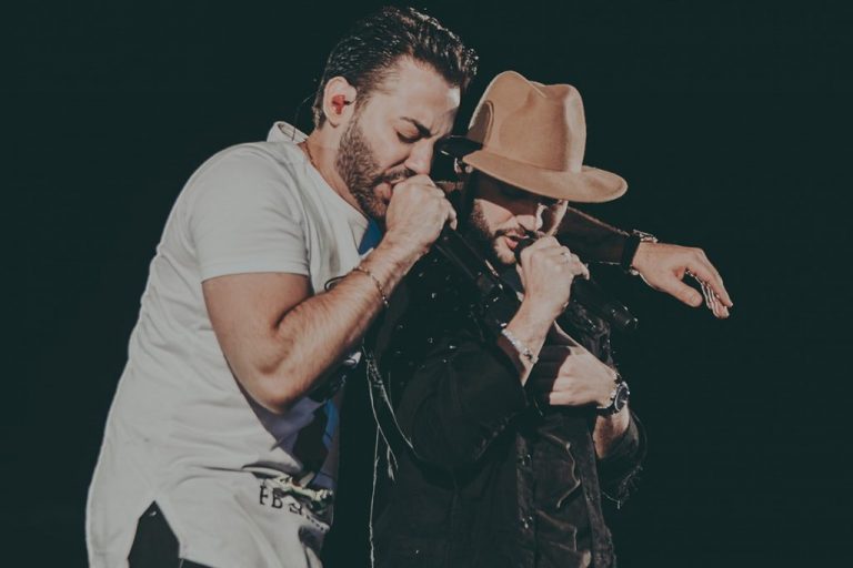 dupla sertaneja Guilherme & Benuto no palco