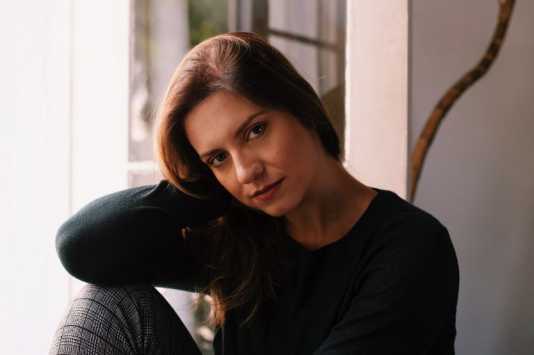 Dani Di Donato posa para foto em roupas pretas