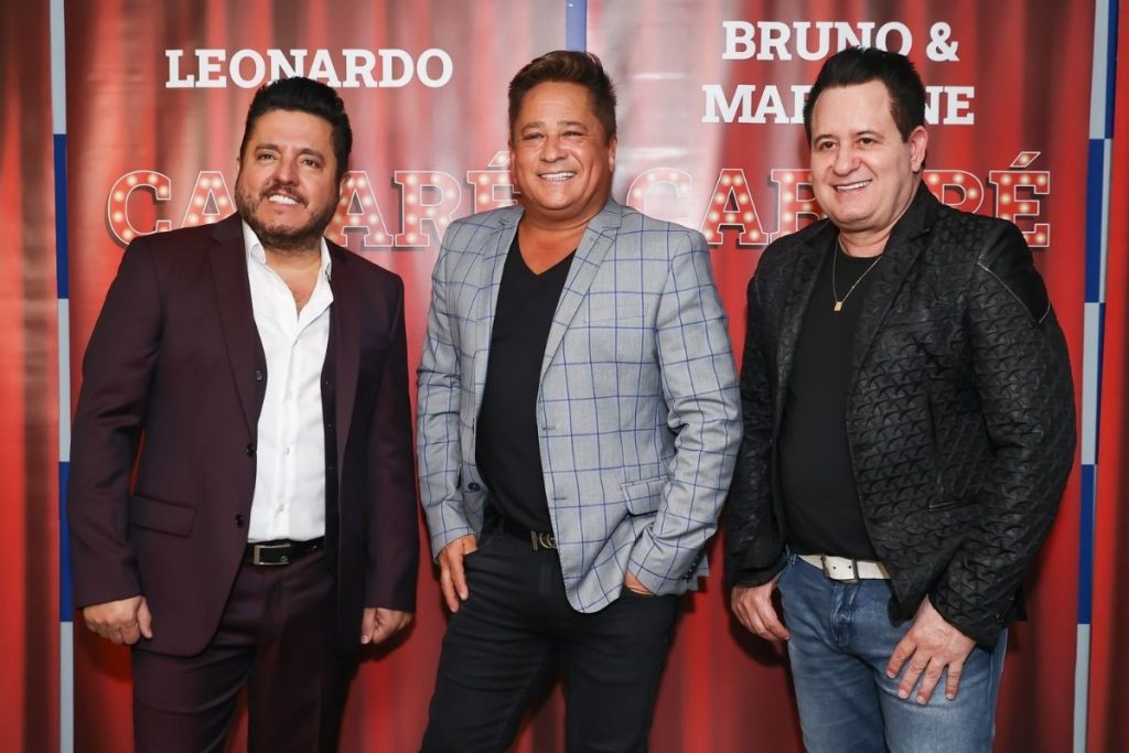 cantores Leonardo, Bruno e Marrone, promovendo sua nova turnê Cabaré