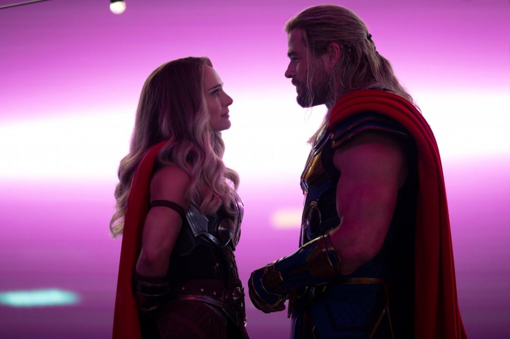Jane Foster e Thor em uma cena de Thor: Amor e Trovão