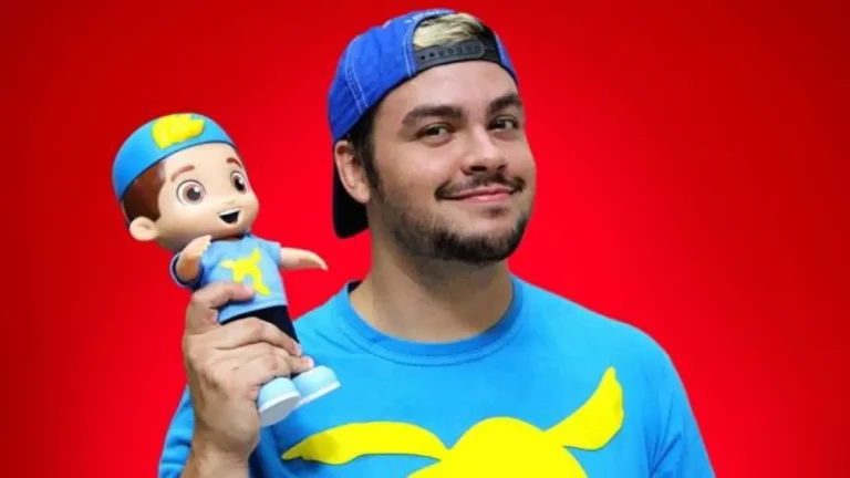 influenciador Luccas Neto com seu boneco