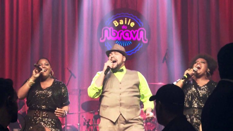 o cantor Tiago Abaravanel e suas backing vocals no palco do Baile do Abrava