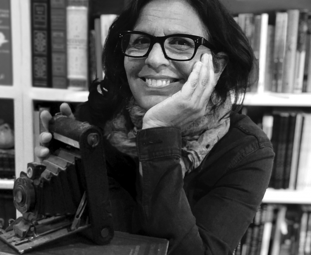 Autora R.J. Palacio em preto e branco, para a divulgação do seu novo livro