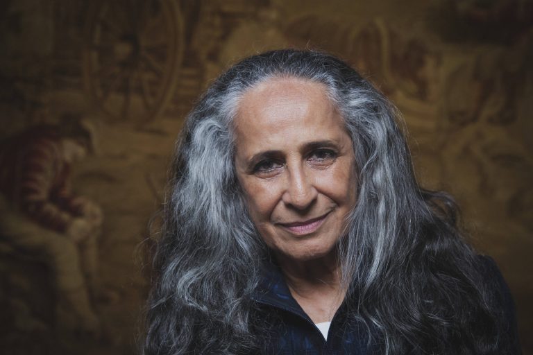 Maria Bethânia sorri para câmera