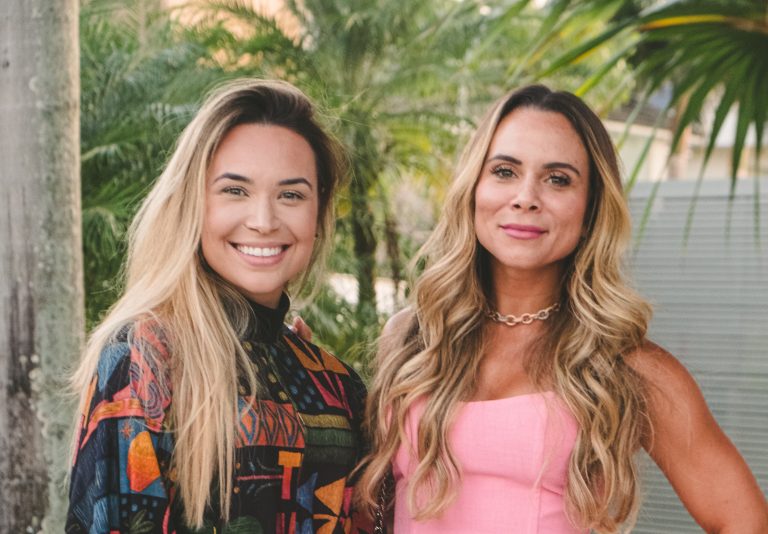 Ainê e Bruninha posam para a foto