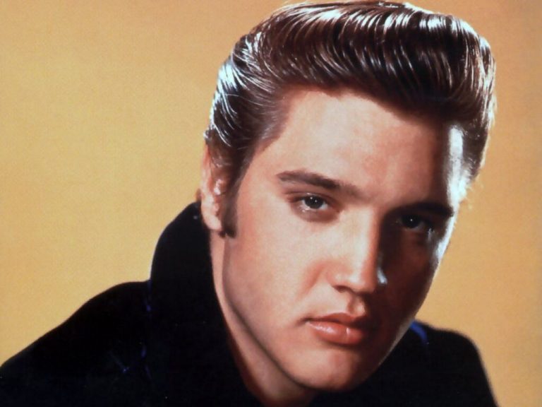 Elvis Presley em foto clássica, no início da sua carreira