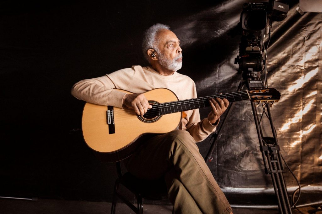 Gilberto Gil tocando violão