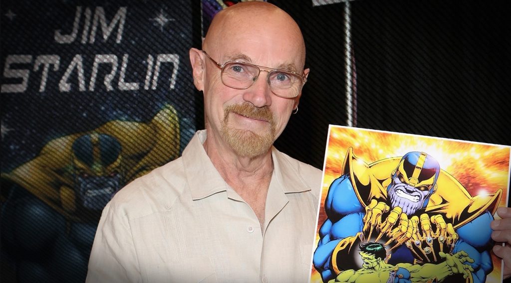 Jim Starlin posa para foto com ilustração do Thanos