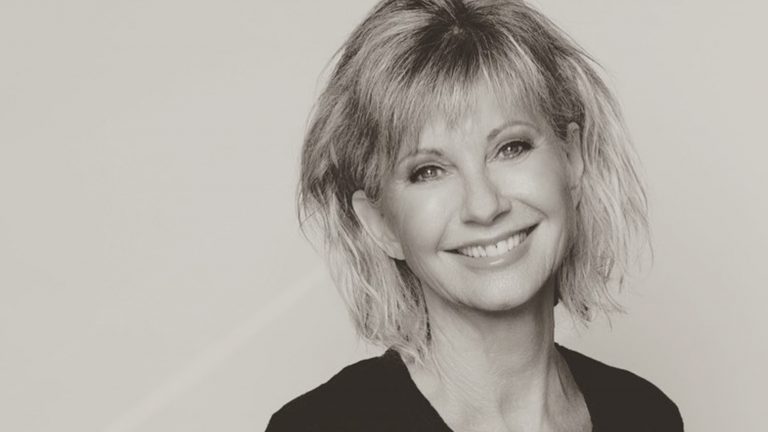 Olivia Newton-John em preto e branco