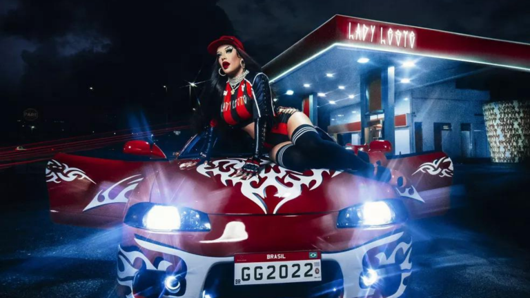 Gloria groove em cima de carro