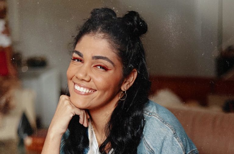 Gabi Lemos sorri para a foto