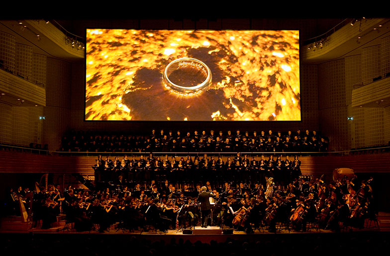 Orquestra Sinfônica tocando a trilha sonora oficial de O Senhor dos Anéis