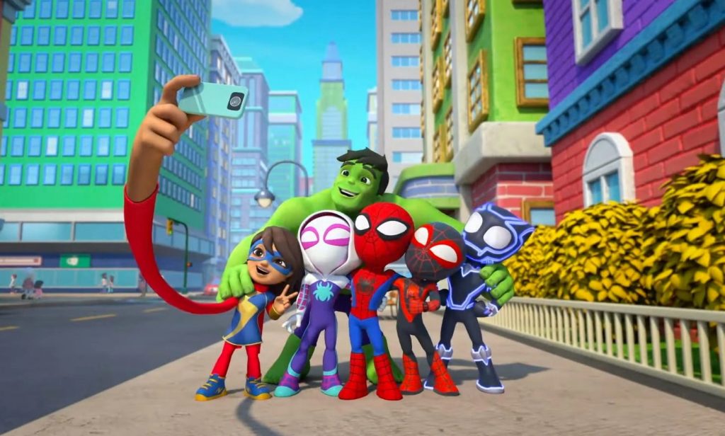 Personagens da série animada Spidey e Seus Amigos Espetaculares batem uma foto junto com heróis clássicos dos Vingadores