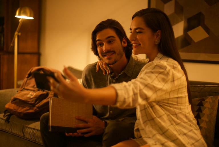 Nicolas Prattes e Kéfera Buchmann em cena do filme Pronto, Falei