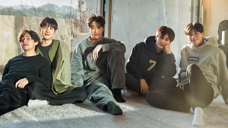 Park Seo-joon, Peakboy, Choi Woo-shik, Park Young-sik e V posam para foto em frente a uma janela