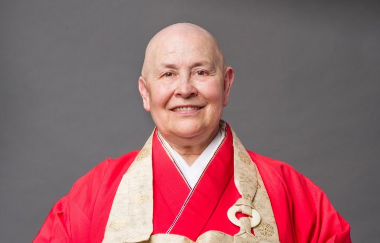 Monja Coen sorri para a foto