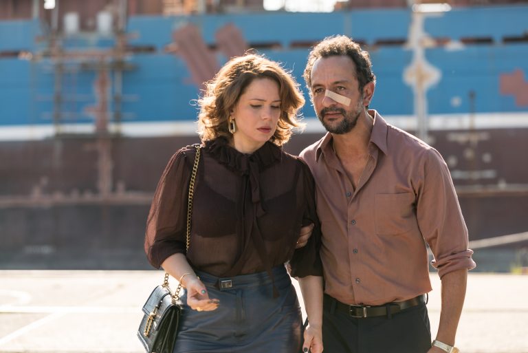 Leandra Leal e Irandhir Santos em cena.