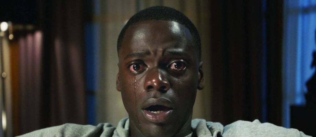 O ator Daniel Kaluuya, negro, está chorando enquanto olha para a frente, assustado. Seus olhos estão vermelhos e lágrimas caem de seus olhos.