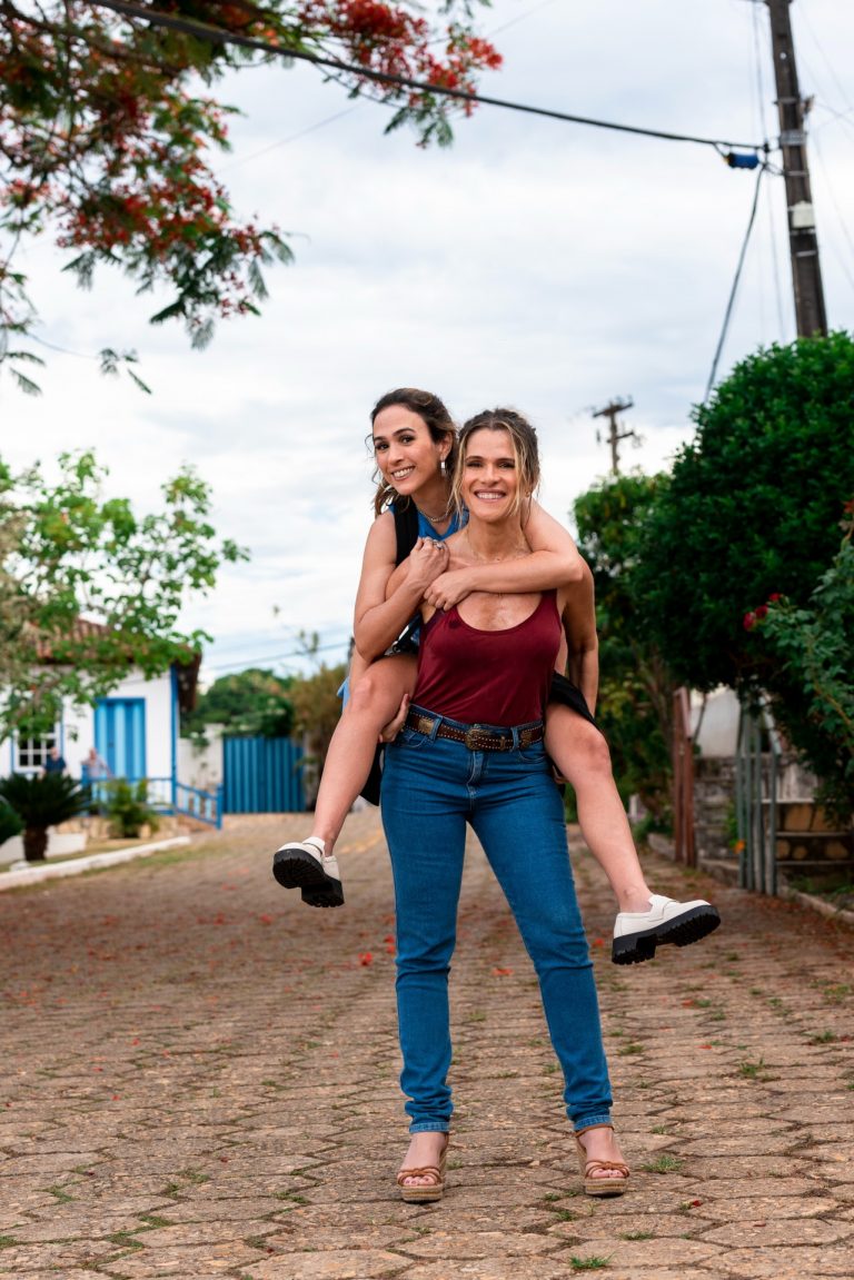As atrizes Ingrid Guimarães e Tatá Werneck. Tatá está sobre os ombros de Ingrid.