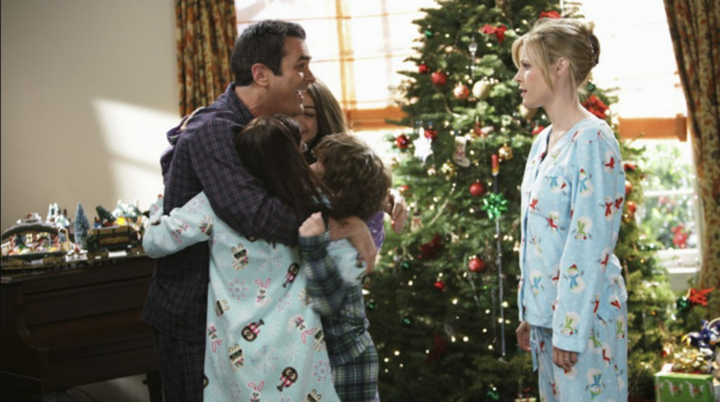 Phil, Haley, Luke e Alex se abraçam e Claire os observa. Uma árvore de Natal aparece ao fundo.