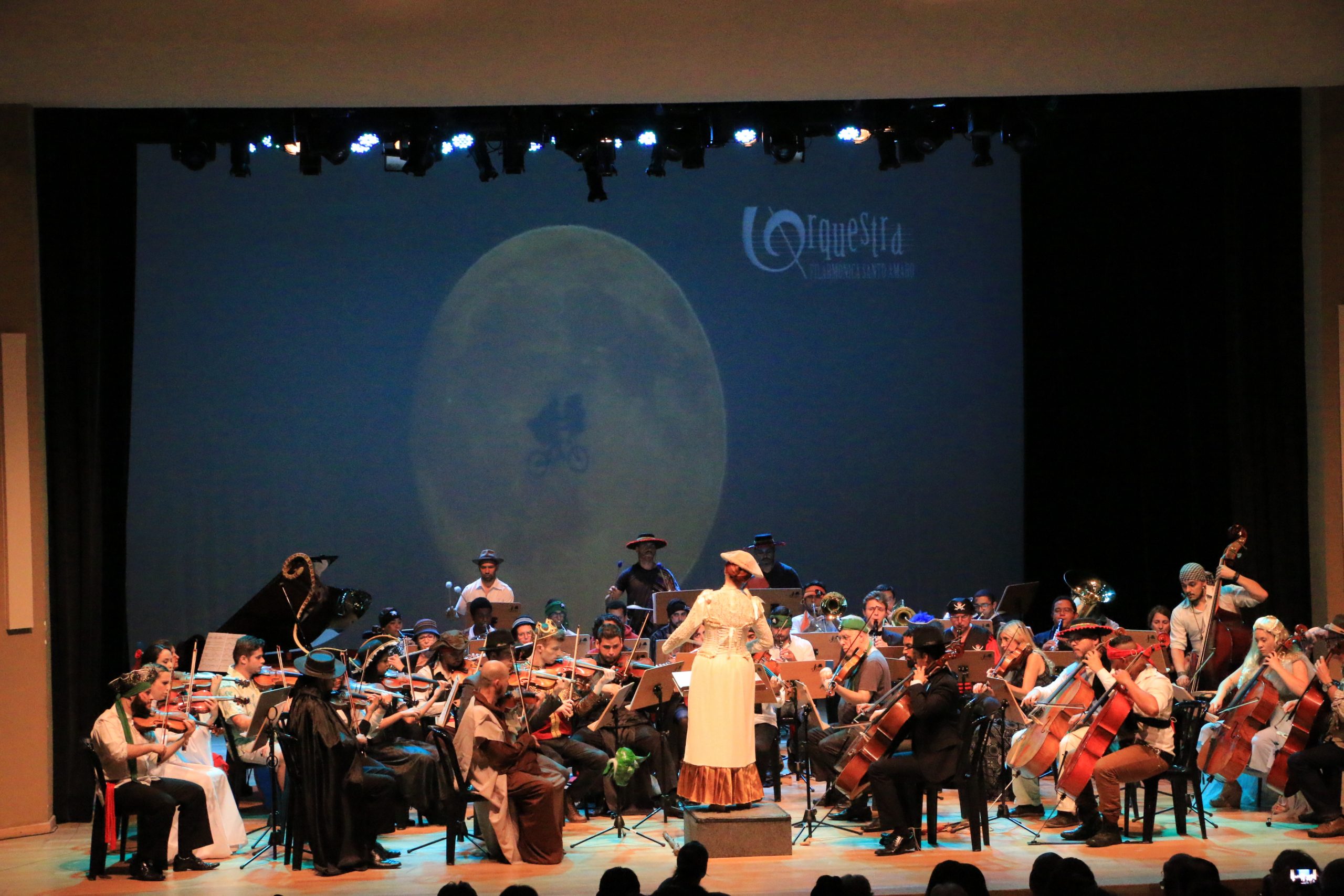 Fotografia mostra a orquestra que se apresenta no SESC Santo Amaro