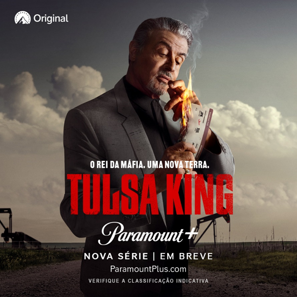 O ator Sylvester Stallone, branco e de cabelos grisalhos, aparece queimando um pedaço de papel no pôster oficial do ffilme Tulsa King.
