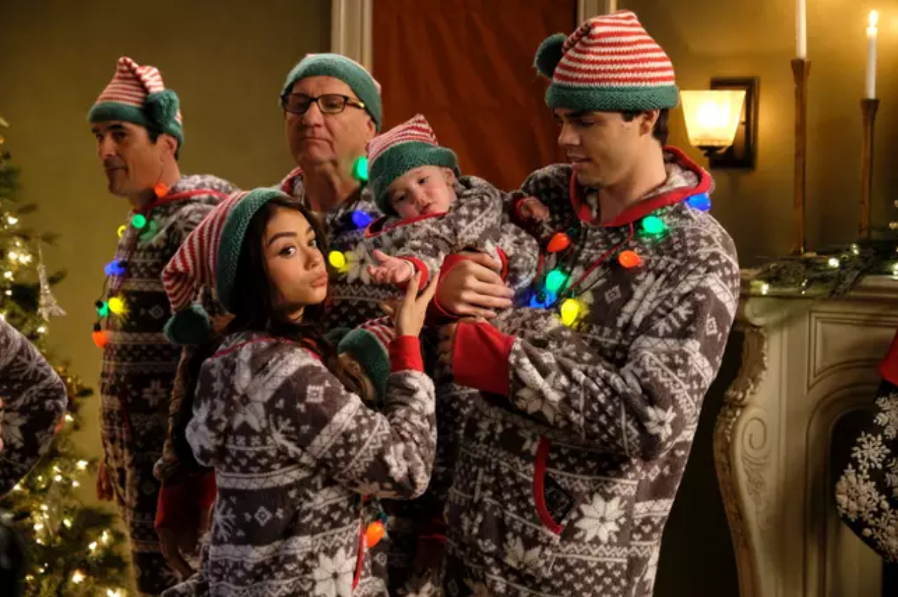 Haley, Dylan, Phil e Jay estão vestidos com roupas temáticas de Natal.