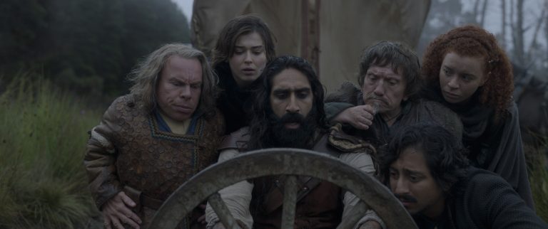 Seis atores, duas mulheres e quatro homens, aparecem em cena na série "Willow" da Disney+. Eles encaram o timão de um navio. A cena faz parte da série Willow, novo lançamento da Lucasfilm
