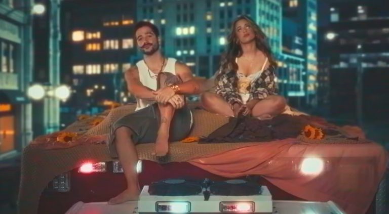 Camila Cabello e Camilo em cena do clipe Ambulancia, parte dos lançamentos musicais da última semana de janeiro