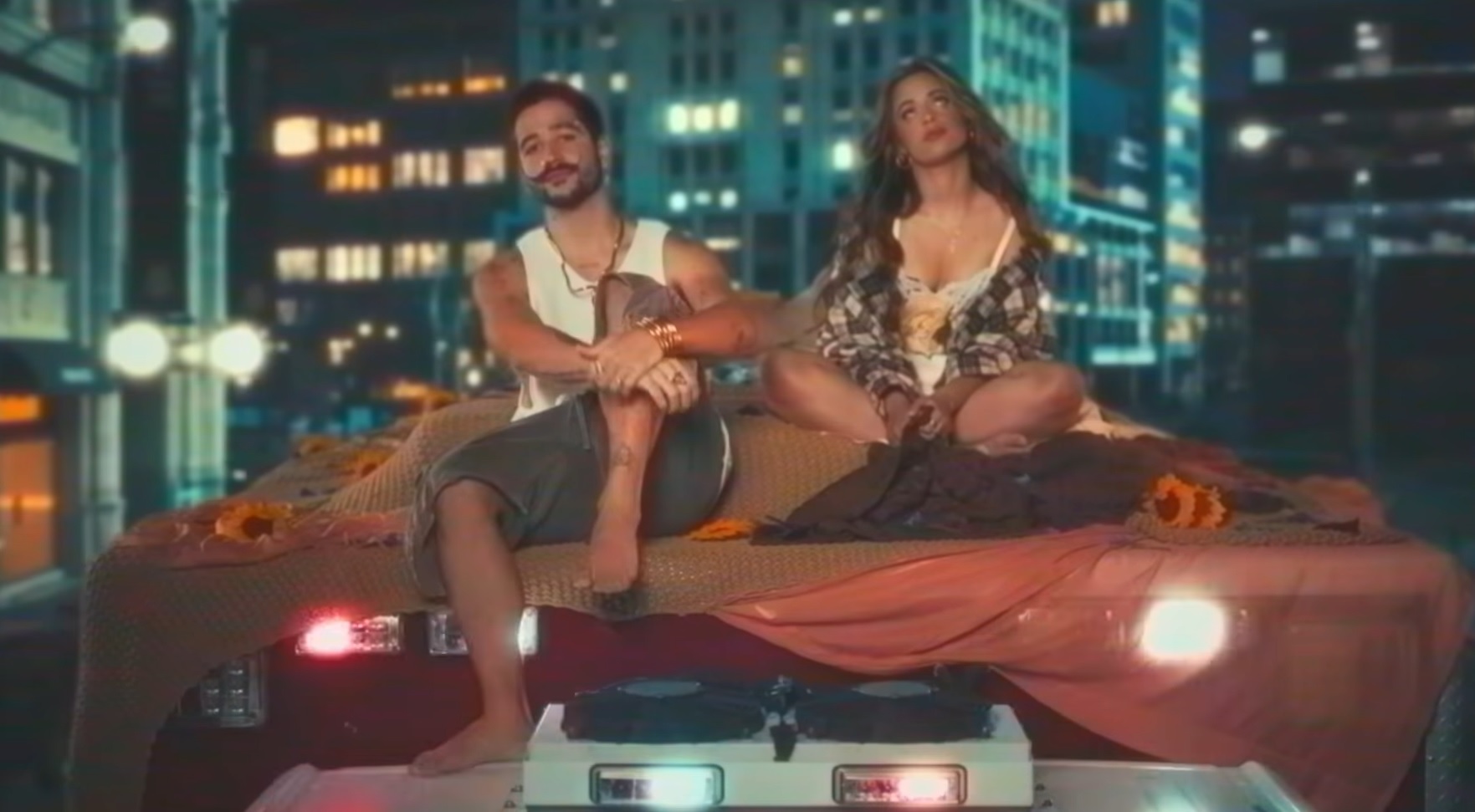 Camila Cabello e Camilo em cena do clipe Ambulancia, parte dos lançamentos musicais da última semana de janeiro