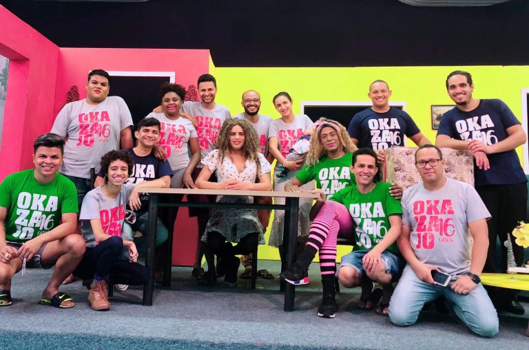 Foto da Cia Okazajo reunida depois de um espetáculo