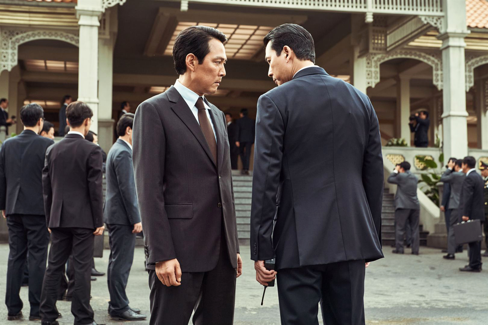 Lee Jung Jae se confronta com outro personagem em foto do filme Operação Hunt, que estreia em fevereiro