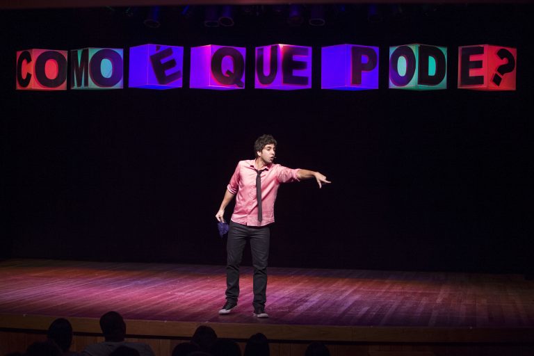 Gabriel Louchard em cena de Comédia Como é Que Pode?