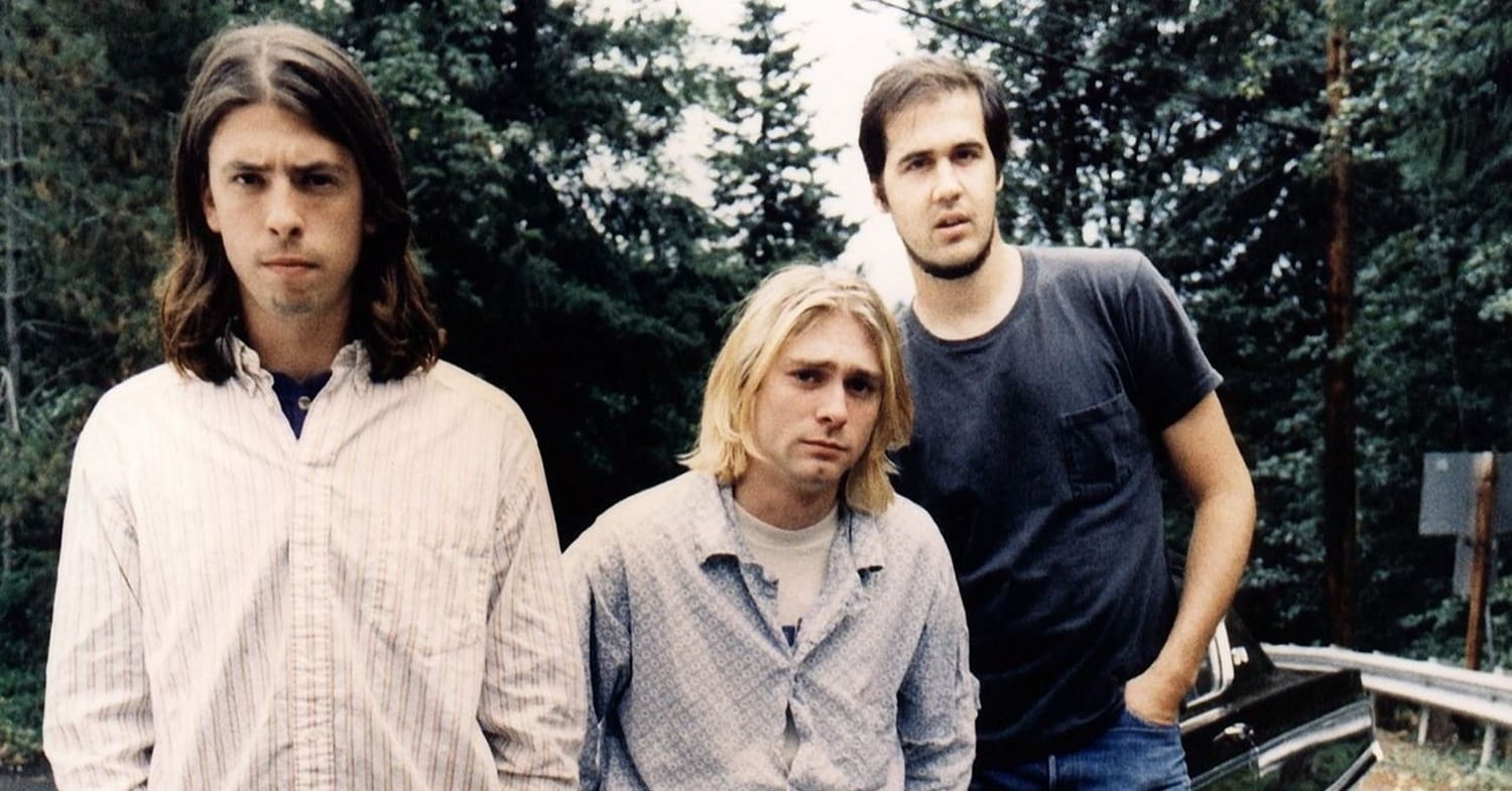 Membros do Nirvana posam para a foto, foto de capa da matéria sobre as mortes do rock