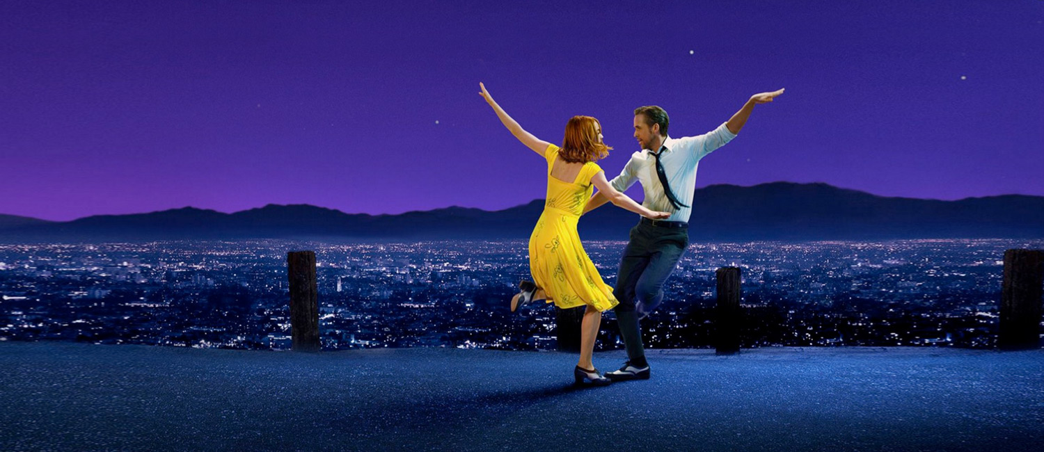 Banner de La La Land, disponível no Star+. Na imagem há duas pessoas dançando em uma noite estrelada