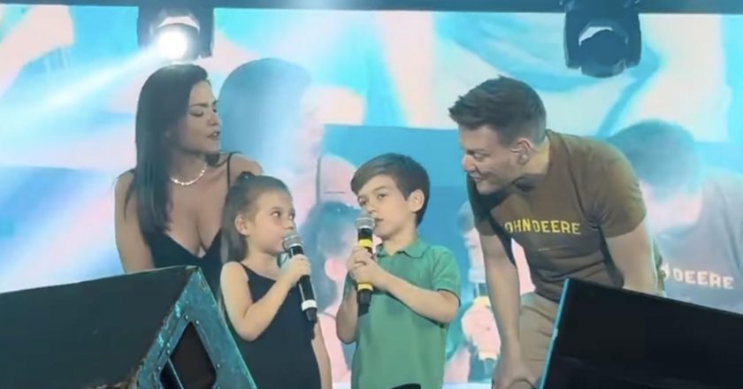 Filhos de Michel Teló invadem o palco do pai e dão um show de simpatia