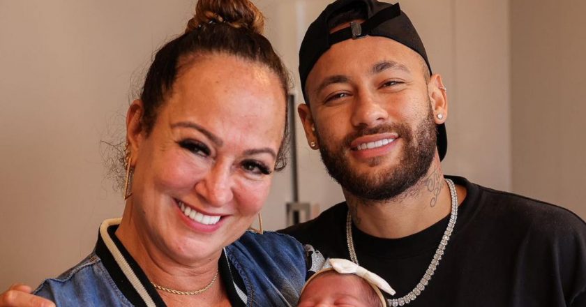 Nadine Gonçalves, mãe de Neymar, posa com a neta recém-nascida: “Nosso amor”