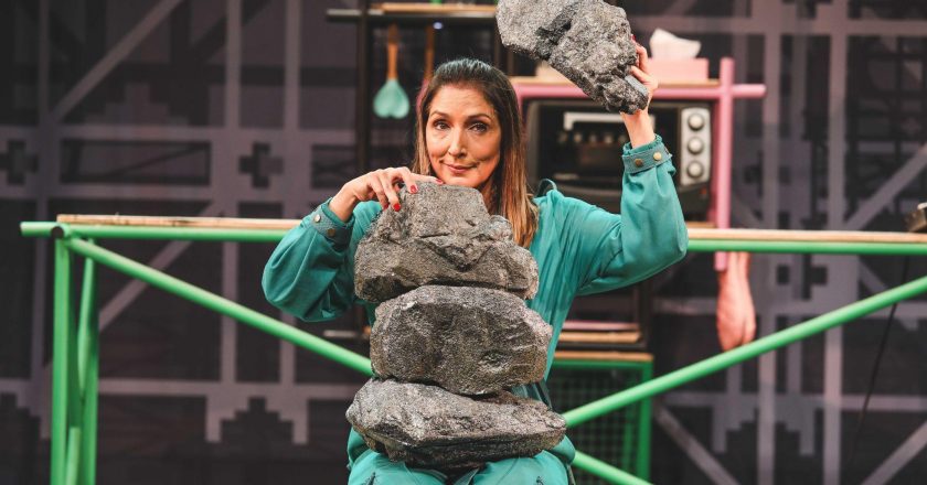 Flávia Garrafa faz nova temporada de Faça Mais Sobre Isso no Teatro Renaissance