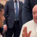 Messi ou Ronaldo?, pergunta Luva de Pedreiro ao papa Francisco