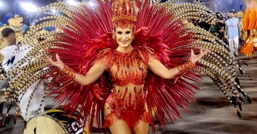 Vanessa Aggio brilha com fantasia da ‘Cobiça’ no desfile da Camisa 12 em SP