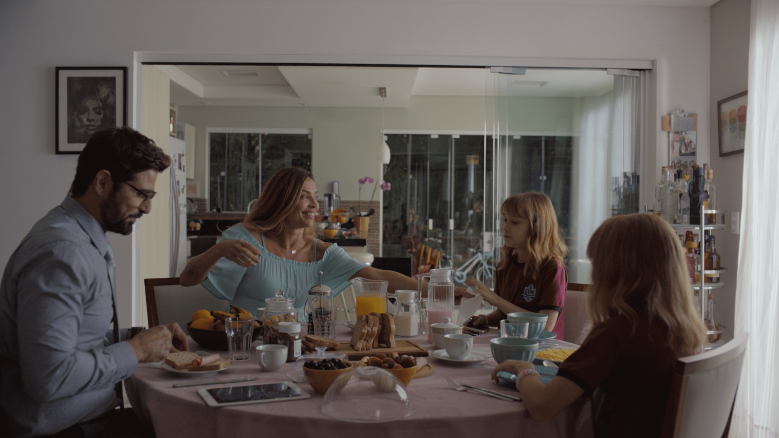 Uma Família Feliz: longa da Pandora Filmes ganha trailer