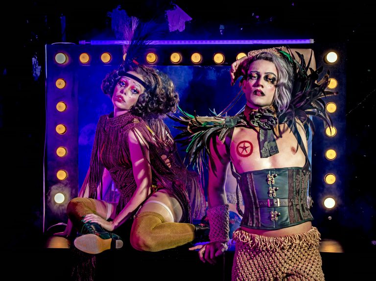 Fabi Bang, Ícaro Silva e André Torquato brilham na versão brasileira do clássico musical Cabaret