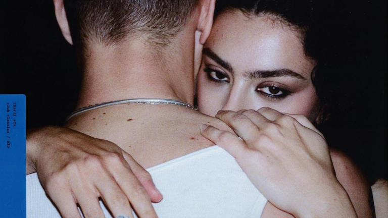 Charli XCX lança dois novos singles