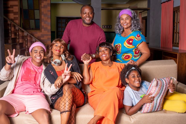 Prime Video divulga teaser e cartaz de Toda Família Tem